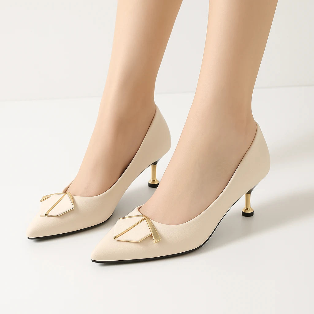 Modelo usando o salto Isabelle bege com salto anatômico dourado, ideal para looks elegantes com conforto.