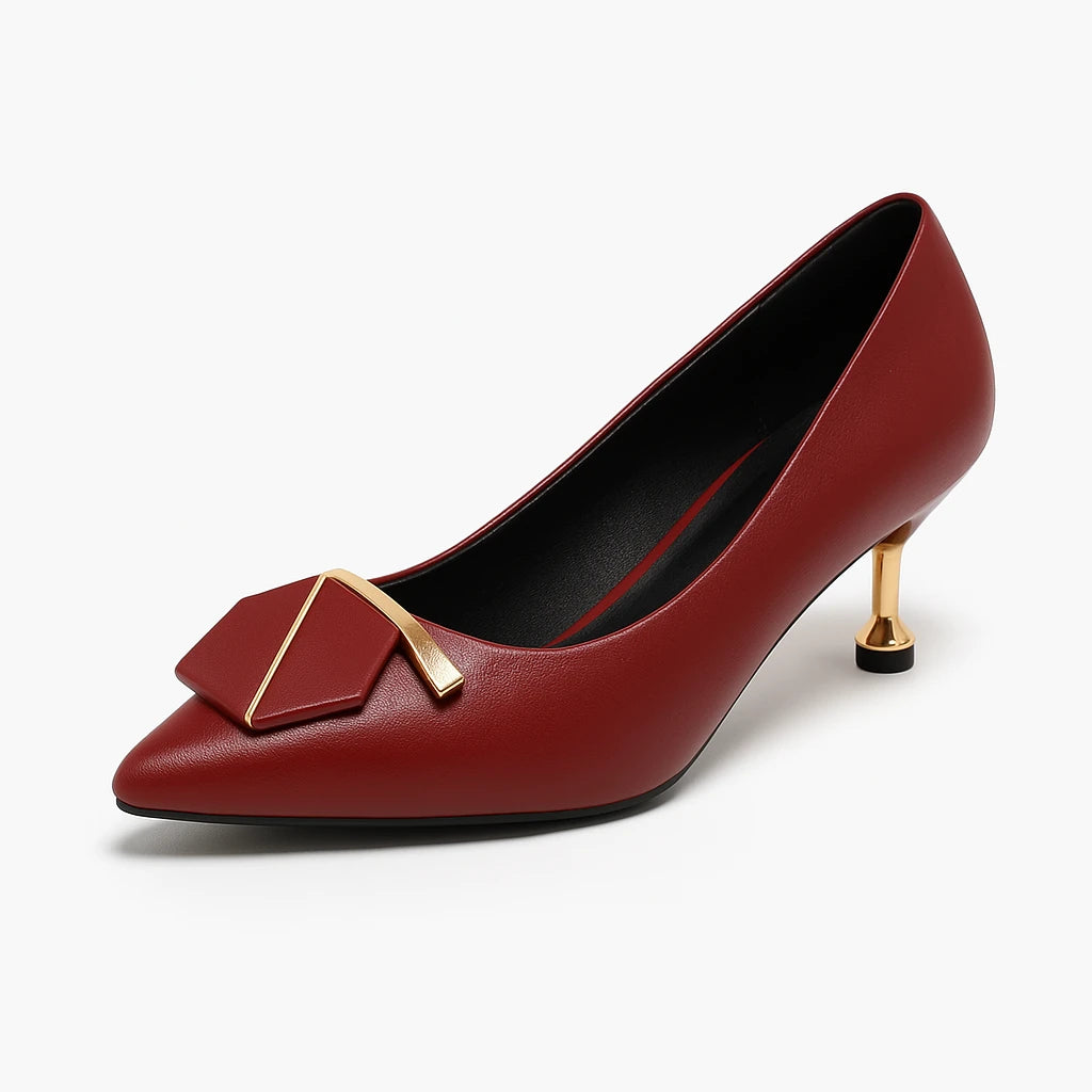 Salto ortopédico Isabelle na cor vermelha com design elegante, detalhe dourado decorativo e salto baixo anatômico.