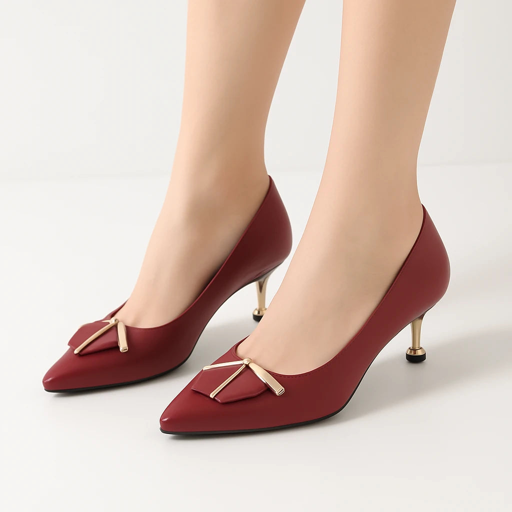 Modelo usando o salto Isabelle vermelho, com aplique dourado e salto baixo confortável, ideal para o dia a dia com elegância.