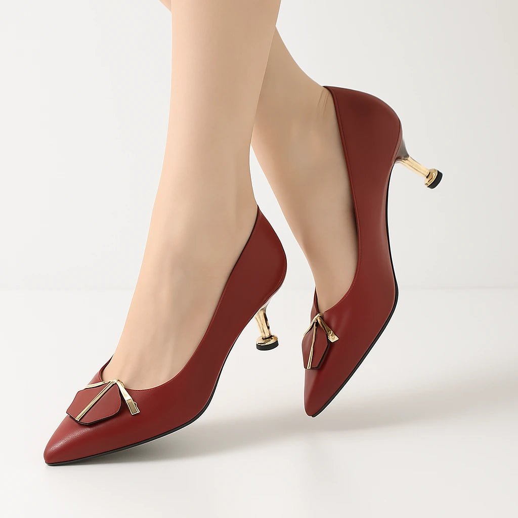 Salto Isabelle ortopédico vermelho sendo usado em movimento, destacando o equilíbrio entre beleza e conforto do salto metálico.