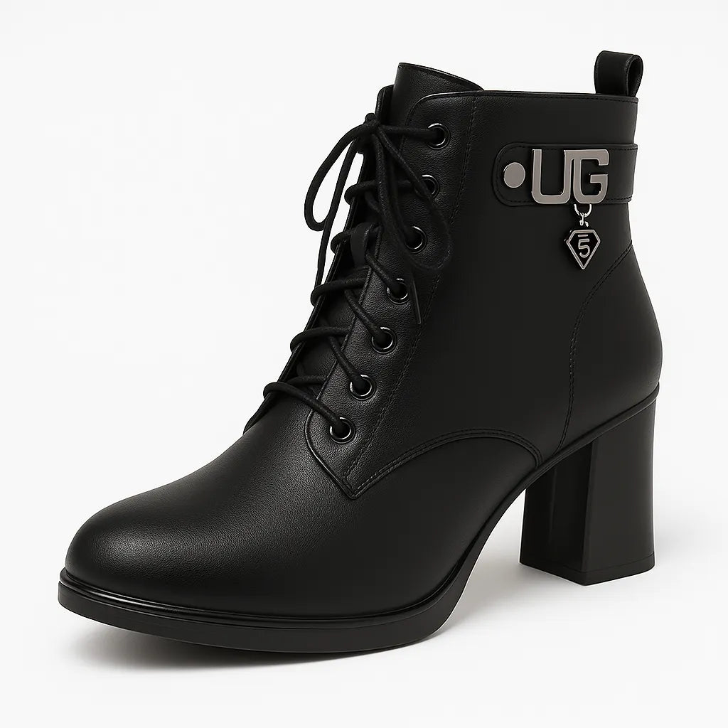 Bota Ortopédica Lorena da Mazarato em couro preto com salto grosso, cadarço frontal, zíper lateral e pingente metálico decorativo.

