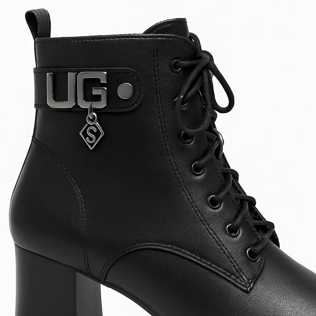 Detalhe lateral da Bota Lorena em couro preto com cadarço e pingente, destacando o acabamento fino e design elegante.

