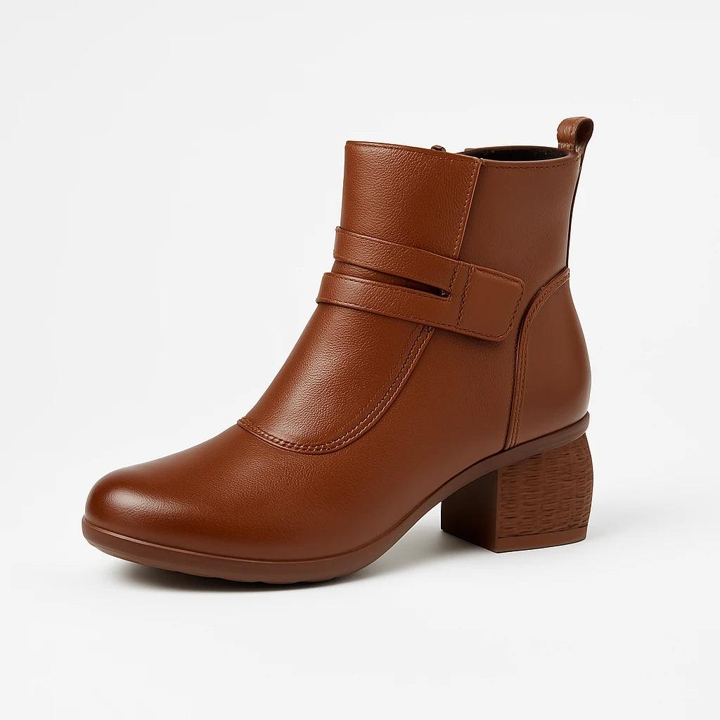 Bota ortopédica Susana da Mazarato em couro marrom, com cano curto e sola antiderrapante, ideal para conforto no inverno.